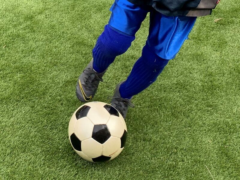 サッカー練習写真足元アップ800ピクセル